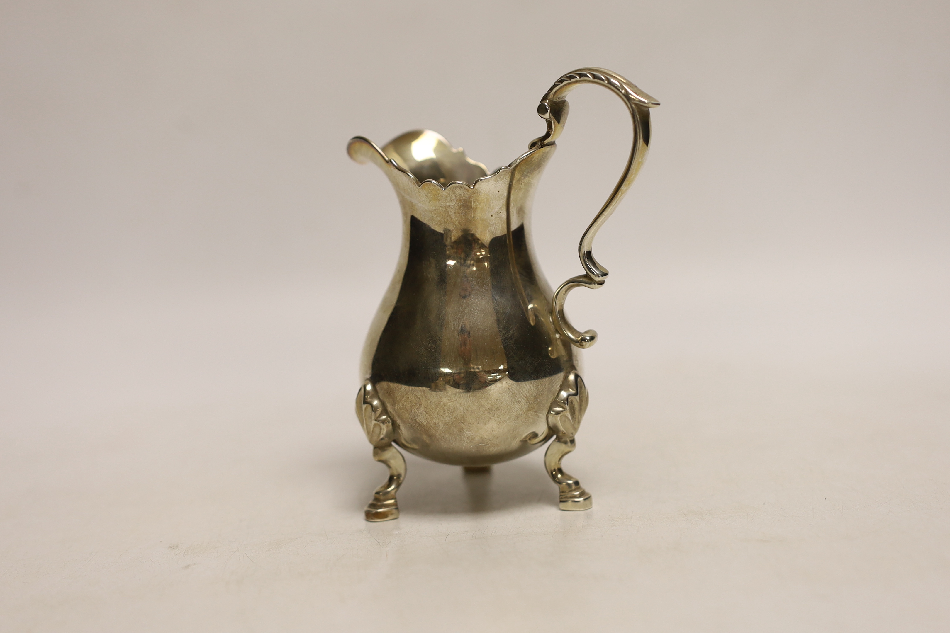 An Elizabeth II silver cream jug, by Rodney Clive Pettit, London, 1992, 6.5 oz.